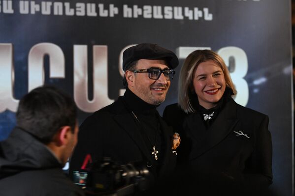 Музыкант, поэт и телеведущий Авет Барсегян с женой Ани - Sputnik Армения