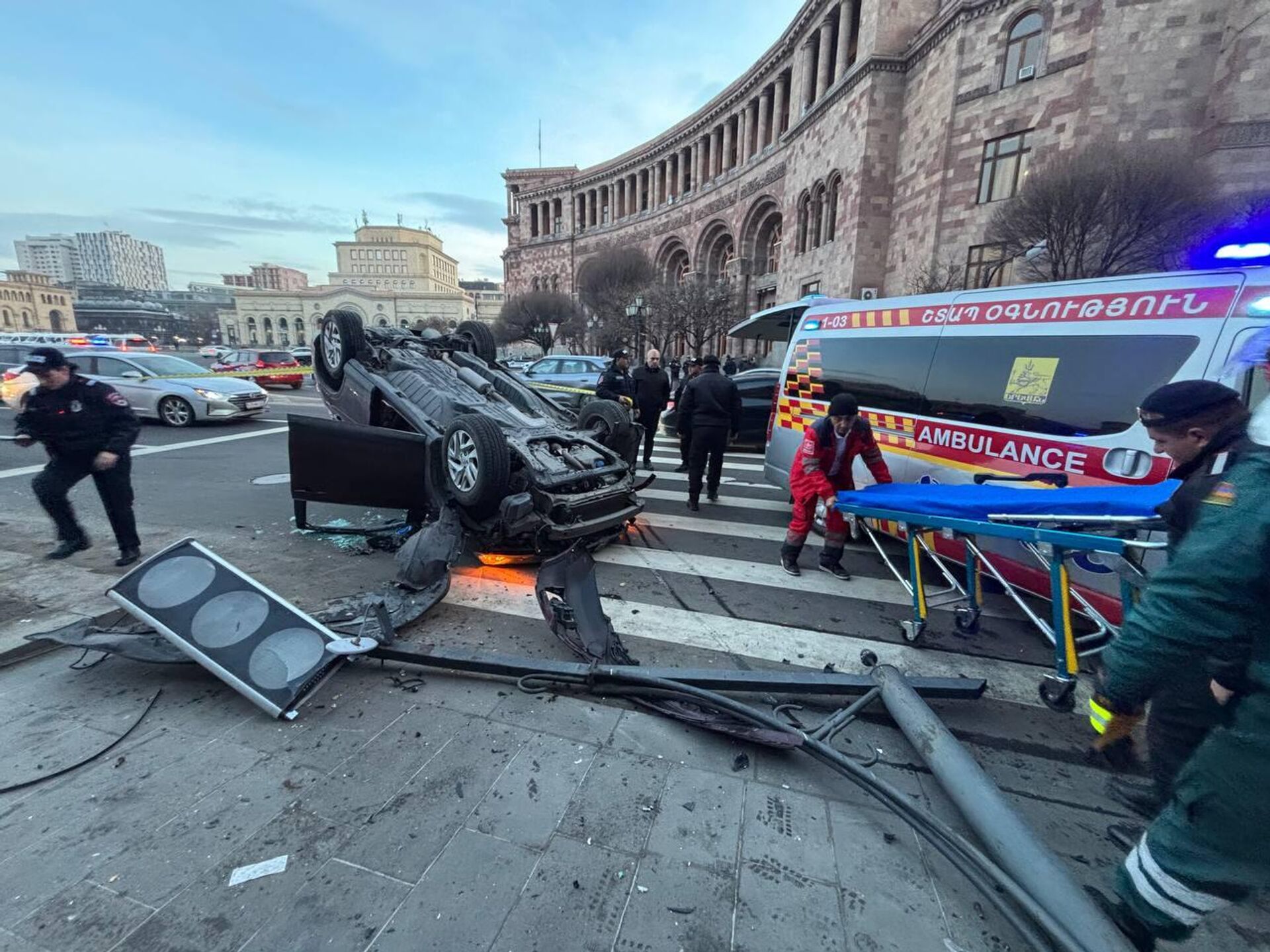 ДТП на площади Республики (6 февраля 2026). Еревaн - Sputnik Արմենիա, 1920, 06.02.2026