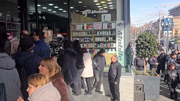 Участники акции протеста у тц Россия (5 февраля 2026). Еревaн - Sputnik Армения