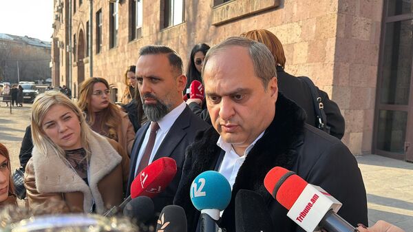 Адвокат Ара Зограбян отвечает на вопросы журналистов у здания суда (6 февраля 2026). Еревaн - Sputnik Армения