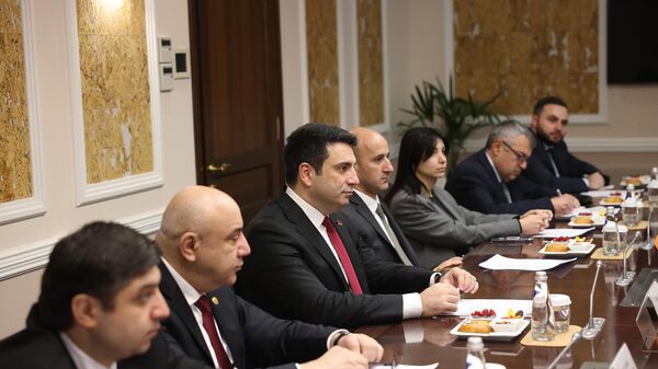 Председатель НС Ален Симонян встретился с гендиректором госкорпорации Росатом Алексеем Лихачевым (6 февраля 2026). Москвa - Sputnik Армения