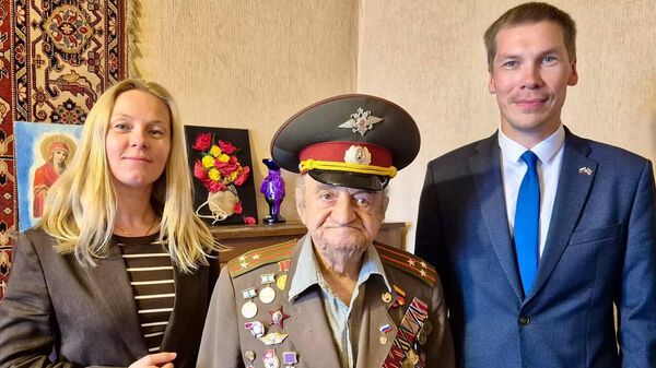 ՌԴ դիվանագետները շնորհավորել են Հայրենական մեծ պատերազմի վետերան Էռնեստ Նուրիջանյանին 99-ամյակի կապակցությամբ և նրան հանձնել ՌԴ նախագահի բացիկը - Sputnik Արմենիա