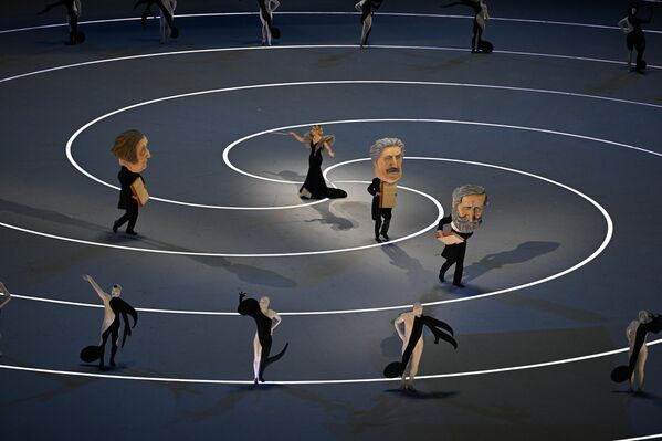 Կոմպոզիտորներ Ջակոմո Պուչինիի, Ջուզեպպե Վերդիի և Ջոակինո Ռոսսինիի դիմակներով կամավորները Միլանի Ձմեռային Օլիմպիական խաղերի բացման արարողության ժամանակ - Sputnik Արմենիա