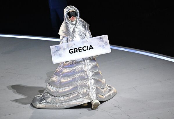 Հունաստանի ցուցանակով կամավորը Միլանի Ձմեռային Օլիմպիական խաղերի բացման արարողության ժամանակ - Sputnik Արմենիա