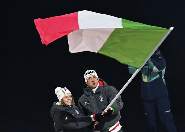 Իտալիայի հավաքականը Միլանի Ձմեռային օլիմպիական խաղերի բացման արարողության ժամանակ - Sputnik Արմենիա