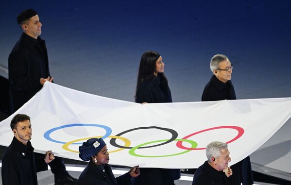 Օլիմպիական դրոշը Միլանի Ձմեռային օլիմպիական խաղերի բացման արարողության ժամանակ - Sputnik Արմենիա