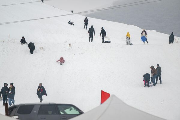 Մասնակիցները սարն ի վեր են բարձրանում՝ սահելով վար իջնելու համար - Sputnik Արմենիա