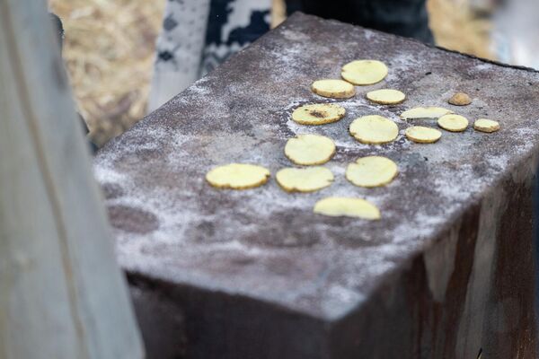 Ավանդական պլեճը հենց ձյան մեջ տեղադրված վառարանների վրա անմահական համեղ է ստացվում - Sputnik Արմենիա