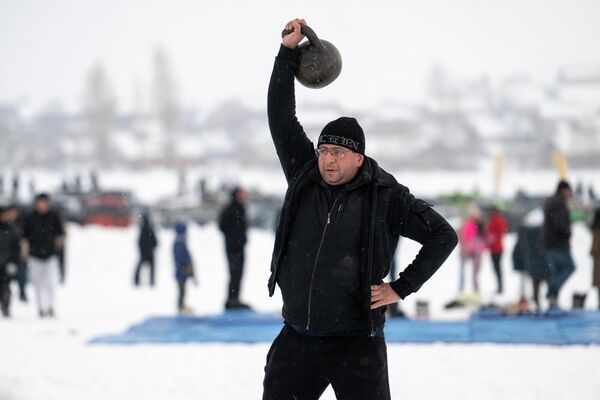 Տղամարդիկ փորձում են իրենց ուժը՝ կշռաքարեր բարձրացնելով - Sputnik Արմենիա