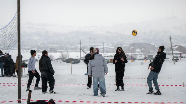 Участников фестиваля Апаранская зима ждал волейбол на снегу - Sputnik Армения
