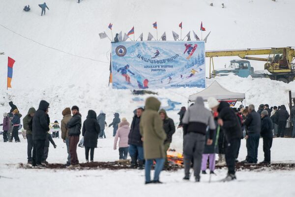 Փառատոնի տարածքում խարույկներ էին վառված, որոնց շուրջ կարելի էր մի քիչ ջերմանալ - Sputnik Արմենիա