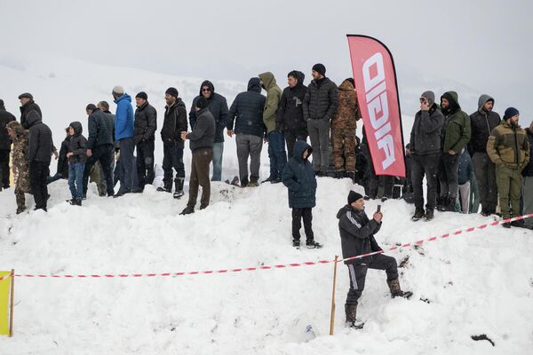 Օֆֆ ռոդի երկրպագուները հետևում են, թե ինչպես են ամենագնացները մեկը մյուսի հետևից խրվում ձյան մեջ  - Sputnik Արմենիա