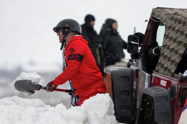 «Ապարանյան ձմեռ» փառատոնի մասնակիցները բահով ճանապարհ են բացում ամենագնացը ձյան «ճիրաններից» ազատելու համար - Sputnik Արմենիա