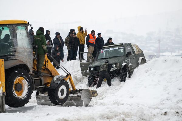 Ձյան մեջ խրված մեքենաներին օգնության են հասել էքսկավատորները - Sputnik Արմենիա