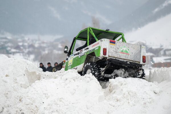 եծ դժվարությամբ, բայց հաջողվում է հաղթահարել ձնե բլրակը - Sputnik Արմենիա