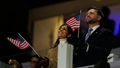 Вице-президент США Джей Ди Вэнс с супругой встречают сборную США во время церемонии открытия зимних Олимпийских игр 2026 (6 февраля 2026). Милан