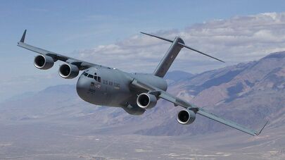 Самолет C-17 Globemaster III T-1 совершает испытательный полет над долиной Оуэнс, штат Калифорния