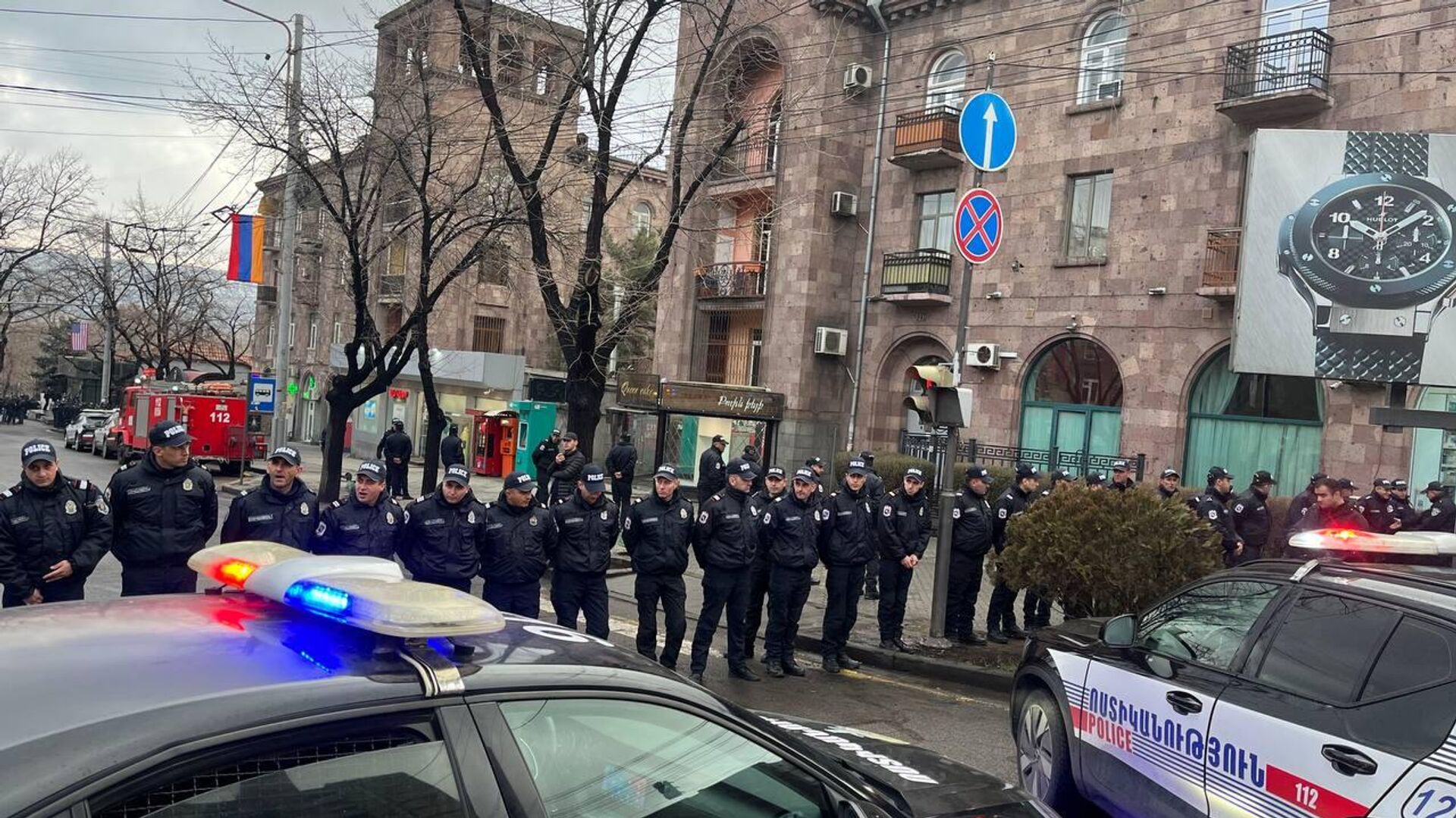 Полиция перекрыла проспект Баграмяна (9 февраля 2026). Еревaн - Sputnik Армения, 1920, 09.02.2026