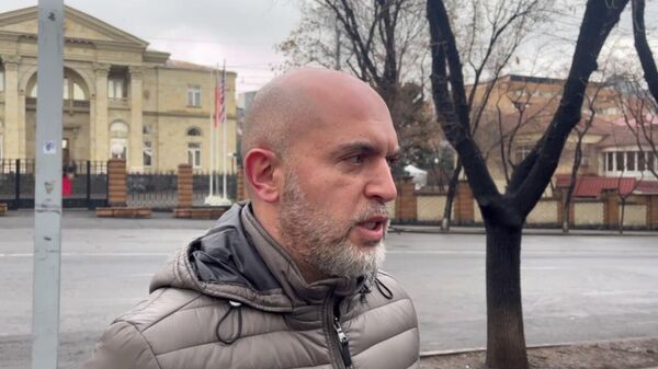 Армен Ашотян общается с прессой на акции протеста на проспекте Баграмяна (9 февраля 2026). Еревaн - Sputnik Армения