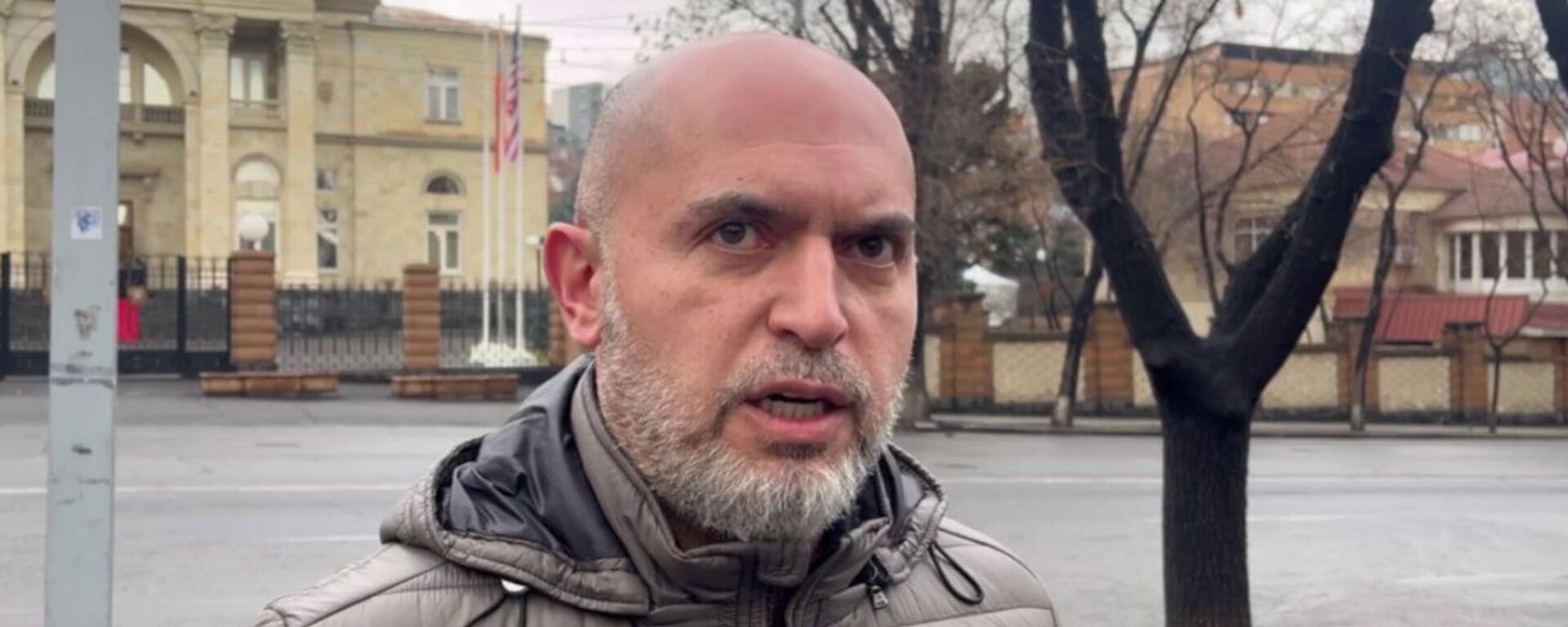 Армен Ашотян общается с прессой на акции протеста на проспекте Баграмяна (9 февраля 2026). Еревaн - Sputnik Армения, 1920, 09.02.2026