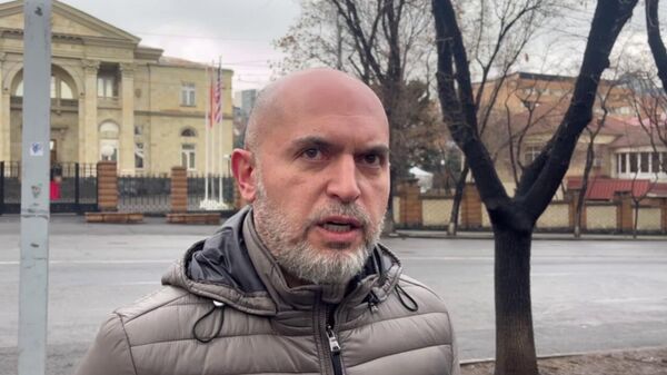 Армен Ашотян общается с прессой на акции протеста на проспекте Баграмяна (9 февраля 2026). Еревaн - Sputnik Армения