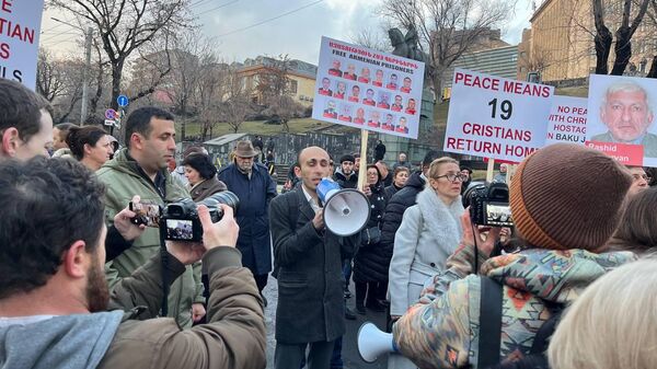 Артак Бегларян на акции протеста на проспекте Баграмяна (9 февраля 2026). Еревaн - Sputnik Армения