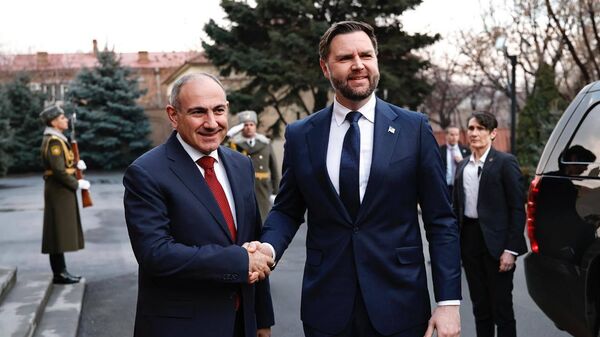 Премьер-министр Никол Пашинян приветствует вице-президента США Джей Ди Вэнса, прибывшего с визитом в Армению (9 февраля 2026). Еревaн - Sputnik Армения