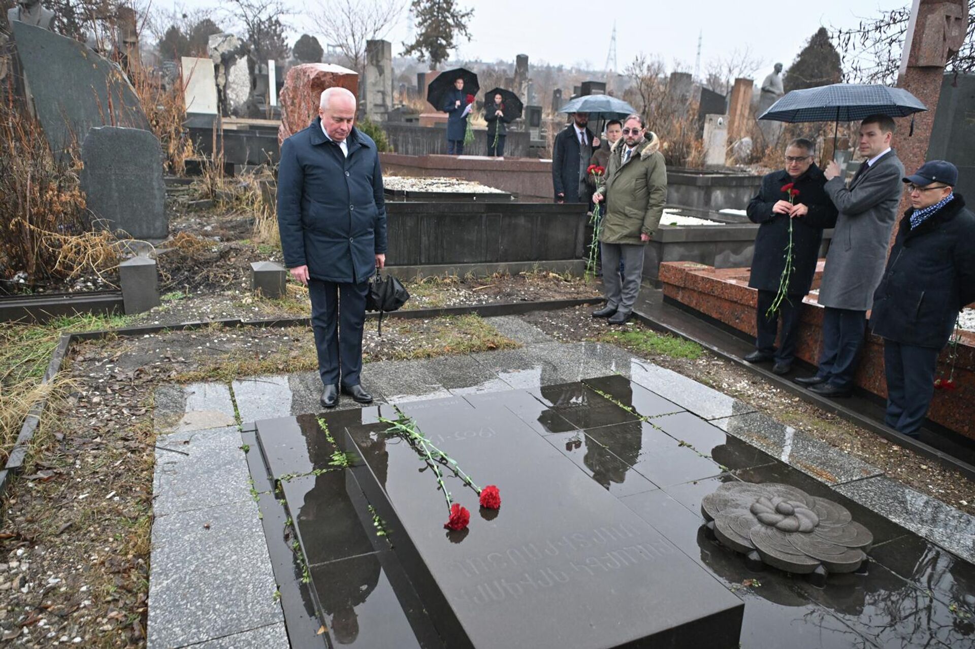 Памятная акция с участием Посла России Сергея Копыркина у могил советских дипломатов (10 февраля 2026). Еревaн - Sputnik Армения, 1920, 10.02.2026