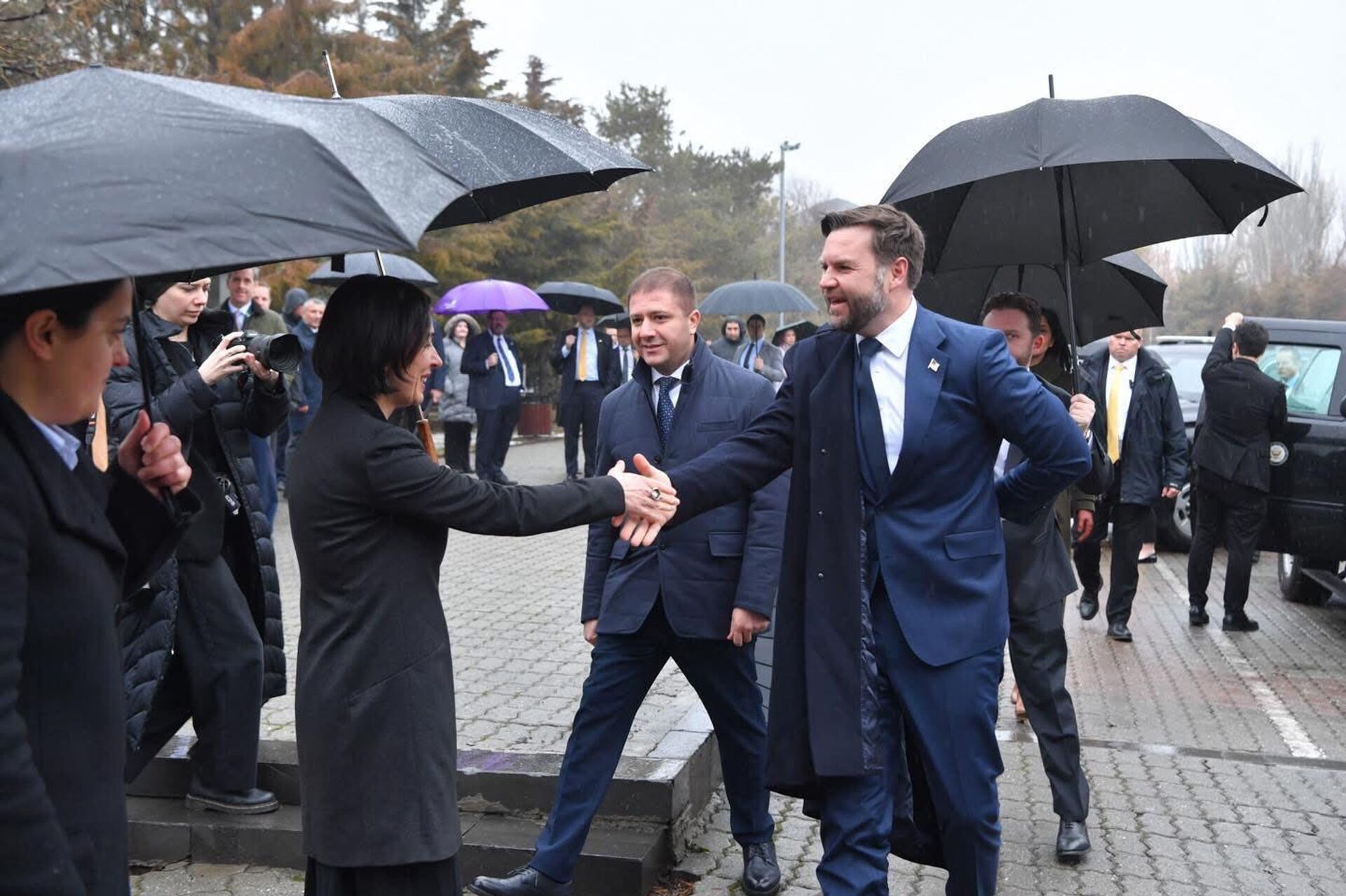 Вице-президент США Джей Ди Вэнс с супругой посетили мемориальный комплекс Цицернакаберд (10 февраля 2026). Еревaн - Sputnik Արմենիա, 1920, 10.02.2026