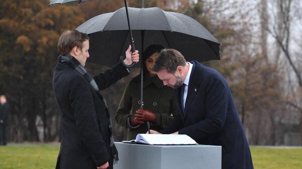 Вице-президент США Джей Ди Вэнс с супругой посетили мемориальный комплекс Цицернакаберд (10 февраля 2026). Еревaн - Sputnik Армения