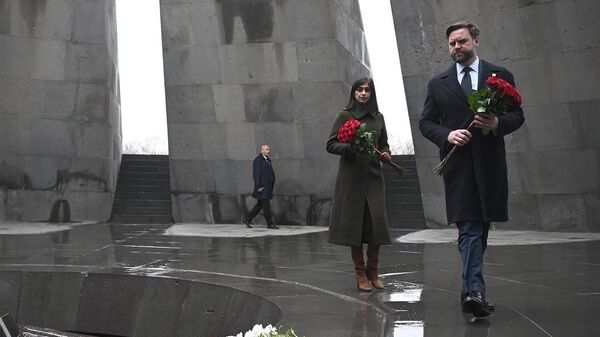 Вице-президент США Джей Ди Вэнс с супругой посетили мемориальный комплекс Цицернакаберд (10 февраля 2026). Еревaн - Sputnik Армения