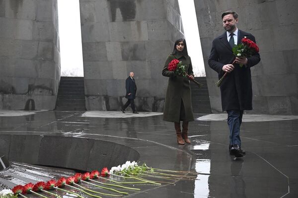 Вице-президент США Джей Ди Вэнс с супругой посетили мемориальный комплекс Цицернакаберд (10 февраля 2026). Еревaн - Sputnik Армения