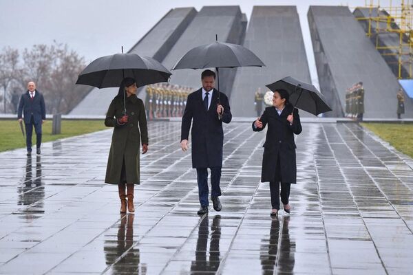 Вице-президент США Джей Ди Вэнс с супругой посетили мемориальный комплекс Цицернакаберд (10 февраля 2026). Еревaн - Sputnik Армения