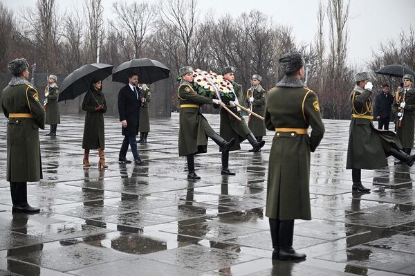 Вице-президент США Джей Ди Вэнс с супругой посетили мемориальный комплекс Цицернакаберд (10 февраля 2026). Еревaн - Sputnik Армения