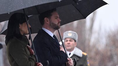 Вице-президент США Джей Ди Вэнс с супругой посетили мемориальный комплекс Цицернакаберд (10 февраля 2026). Еревaн