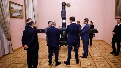 Премьер-министр Никол Пашинян и вице-президент США Джей Ди Вэнс у беспилотного летательного аппарата типа "V-BAT" (9 февраля 2026). Еревaн