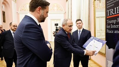Премьер-министр Никол Пашинян и вице-президент США Джей Ди Вэнс ознакомляются с подробностями реализации проекта TRIPP после встречи (9 февраля 2026). Еревaн