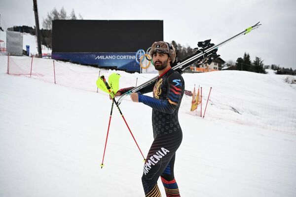 Горнолыжник Арутюн Арутюнян на Зимней Олимпиаде (10 февраля 2026). Италия - Sputnik Армения