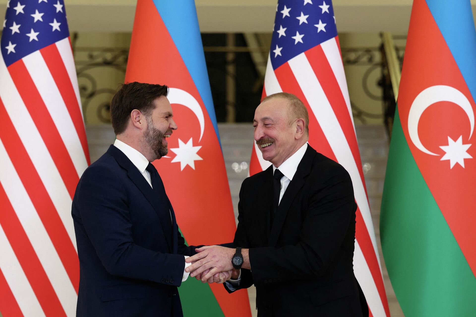 Вице-президент США Джей Ди Вэнс и президент Азербайджана Ильхам Алиев пожимают друг другу руки в президентской резиденции Загульба (10 февраля 2026). Баку - Sputnik Армения, 1920, 10.02.2026