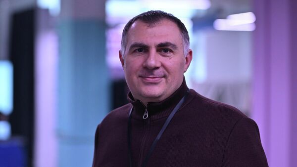 Сооснователь ИТ- компании Arloopa Арман Атоян на годичном собрании Союза предприятий высоких технологий Армении (UATE) (11 февраля 2026). Еревaн - Sputnik Армения