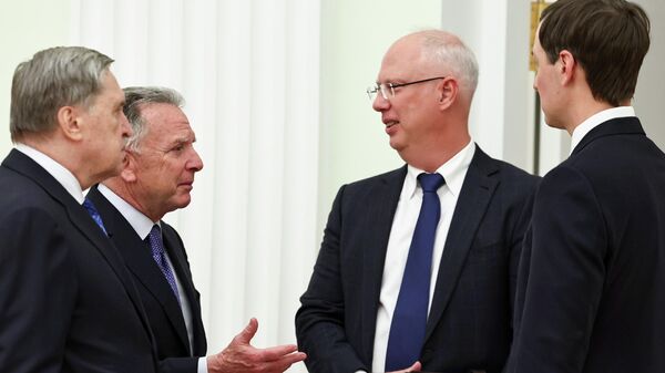 Советник Кремля по внешней политике Юрий Ушаков (слева), посланник президента США Дональда Трампа Стив Уиткофф (второй слева), посланник президента России Путина Кирилл Дмитриев (второй справа) и посланник Трампа Джаред Кушнер беседуют друг с другом (2 января 2026). Москва - Sputnik Армения