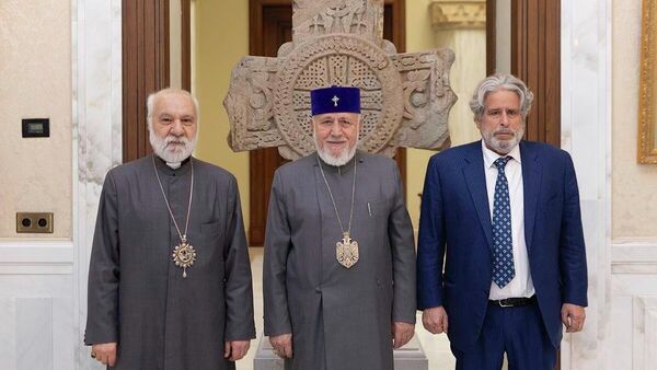 Ամենայն հայոց կաթողիկոս Գարեգին Բ-ն Մայր աթոռ Սուրբ Էջմիածնում հանդիպել է միջազգային իրավաբան Ռոբերտ Ամստերդամի հետ - Sputnik Արմենիա