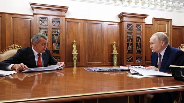 Президент РФ Владимир Путин и глава Северной Осетии - Алании Сергей Меняйло во время встречи (11 февраля 2026). Москвa - Sputnik Армения