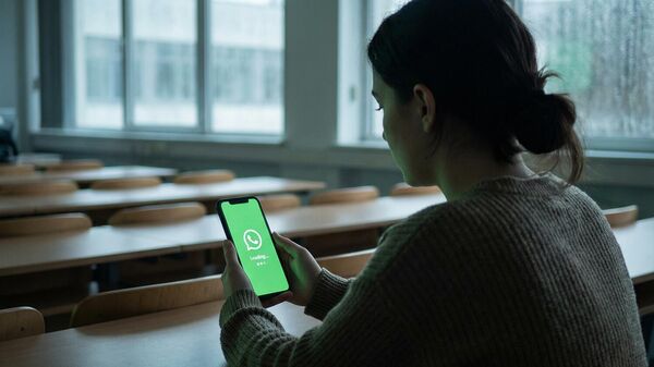 Загрузка WhatsApp на смартфоне, сгенерировано AI - Sputnik Армения