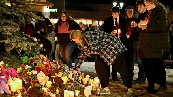 Люди отдают дань памяти во время траурной церемонии на следующий день после смертельной массовой стрельбы в городе Тамблер-Ридж (11 февраля 2026). Канада - Sputnik Армения