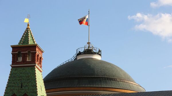 Президентский штандарт на куполе Сенатского дворца Московского Кремля Президентский штандарт на куполе Сенатского дворца Московского Кремля - Sputnik Армения