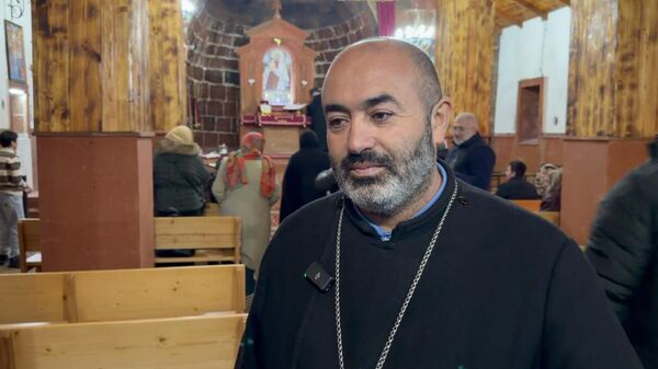 Ե՛վ ուրախ ենք, և՛ մեր ուրախությունը հարաբերական է, մենք անհամբեր սպասում ենք, որ ինքն իրական ազատություն ունենա. տեր Վրթանեսը` Մկրտիչ սրբազանի տնային կալանքի մասին - Sputnik Արմենիա