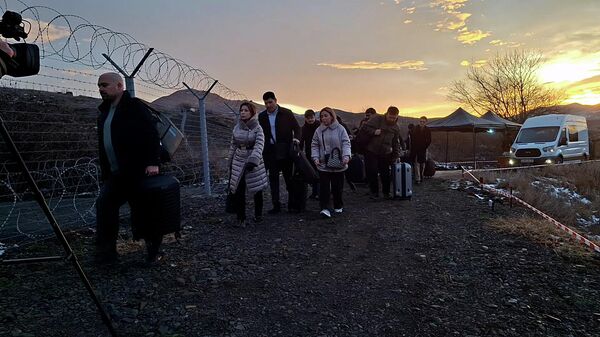 Представители азербайджанского гражданского общества прибыли в Армению через демаркированный участок суши (13 февраля 2026) - Sputnik Армения
