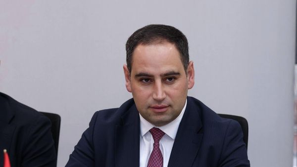 Министр территориального управления и инфраструктур Давид Худатян принял делегацию во главе с Чрезвычайным и Полномочным послом Российской Федерации Сергеем Копыркиным (13 февраля 2026). Еревaн - Sputnik Армения