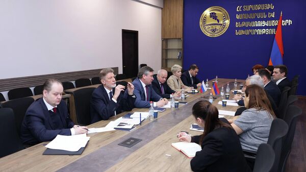 Министр территориального управления и инфраструктур Давид Худатян принял делегацию во главе с Чрезвычайным и Полномочным послом Российской Федерации Сергеем Копыркиным (13 февраля 2026). Еревaн - Sputnik Армения